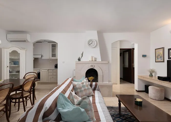 Heritage House Dvor * 수티반