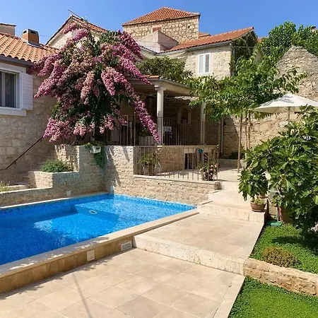 Heritage House Dvor Villa *